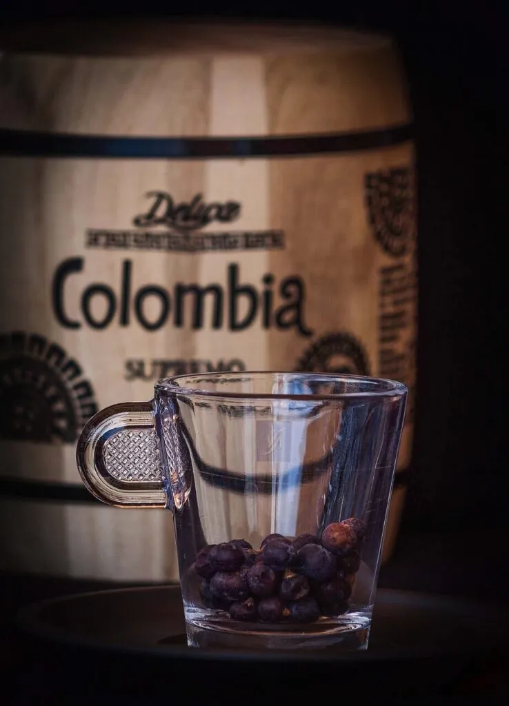 cafe colombia taza granos cafe 1 738x1024