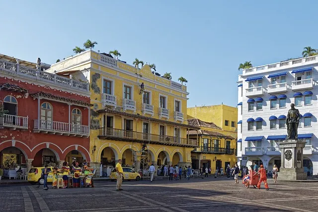 ciudad amurallada plaza cartagena colombia