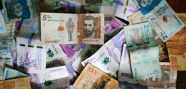dinero pesos colombianos