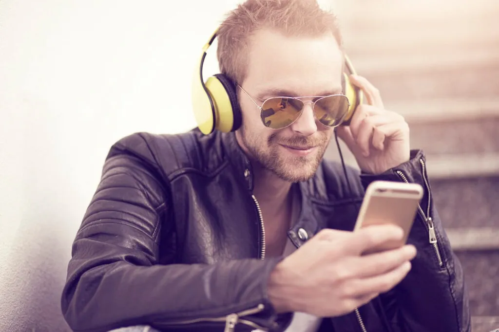 hombre moderno auriculares 1024x682