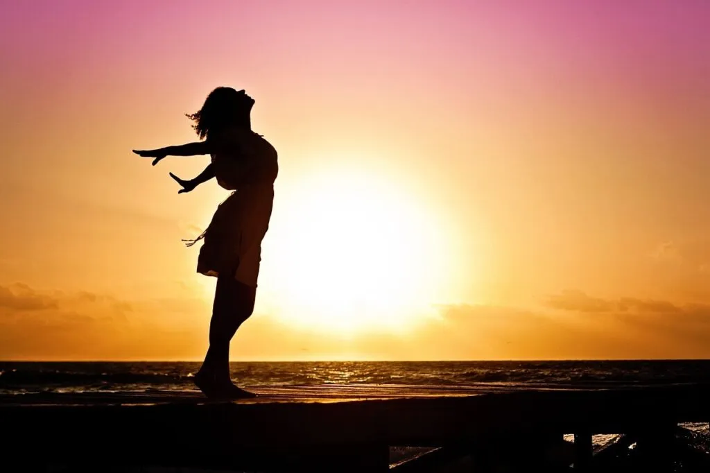 libertad mujer atardecer 1024x682