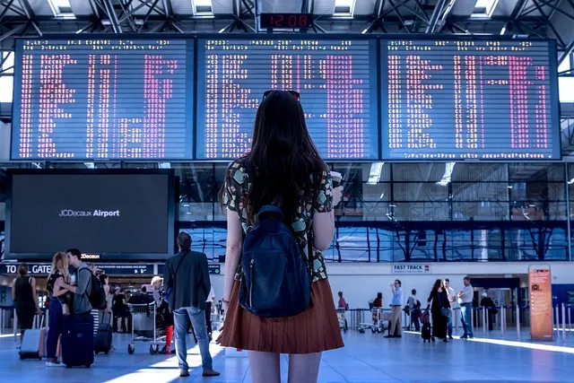 mujer aeropuerto volar google flights