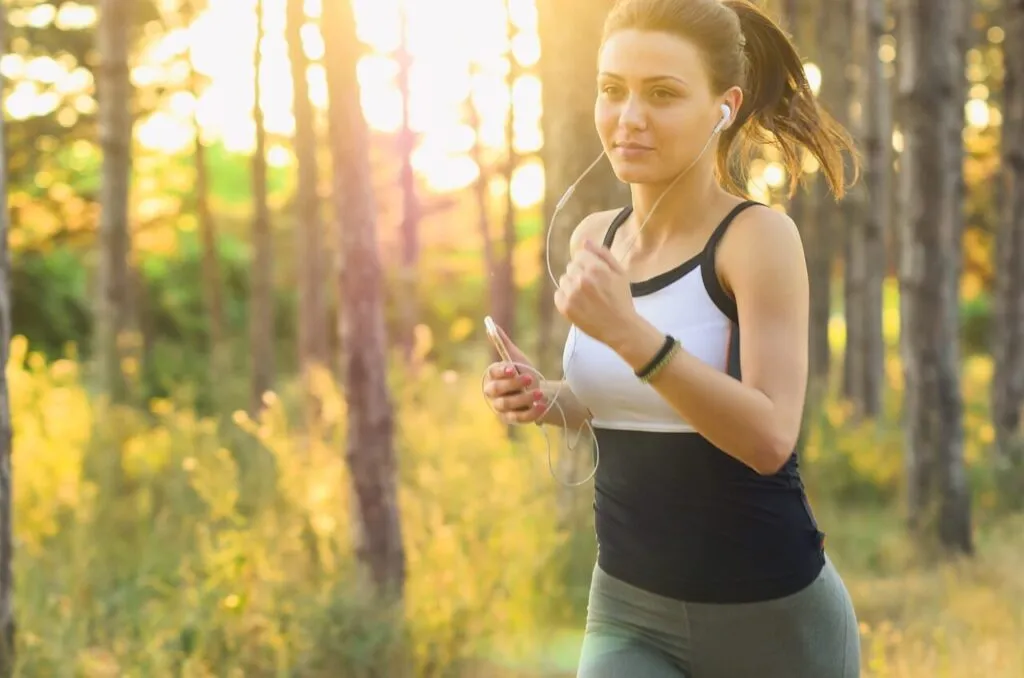 mujer corriendo auriculares 1 1024x678