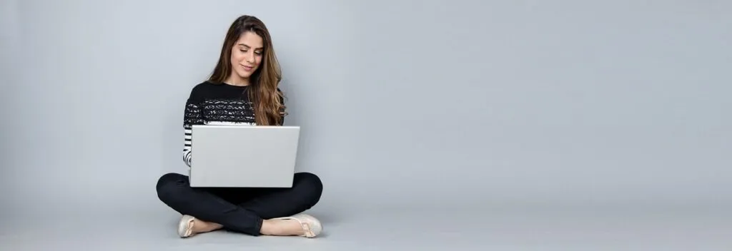 mujer escribiendo internet 1024x352