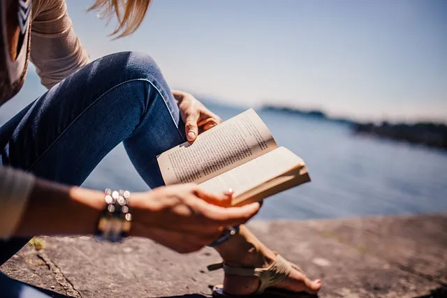 mujer leyendo libro 1