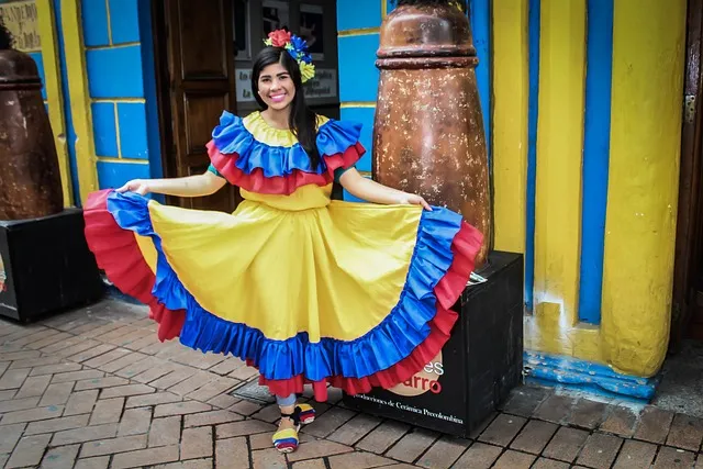 mujer traje tipico colombia