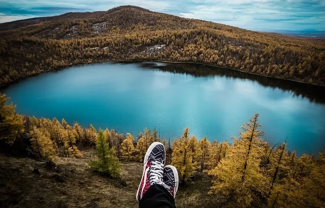 pies hombre lago relajarse